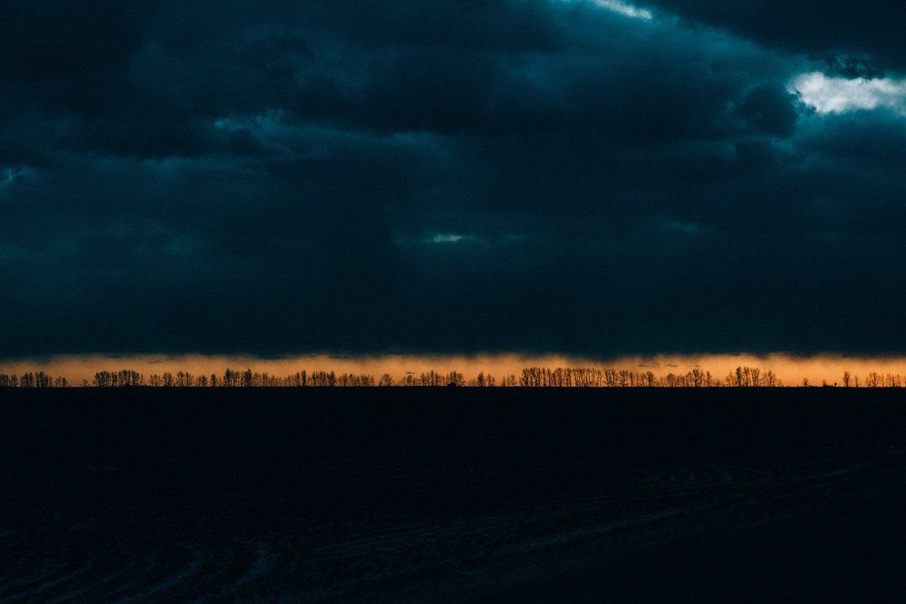 Закат сквозь собирающеюся грозу.