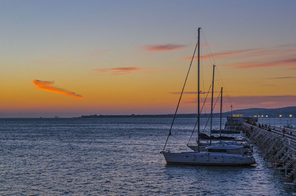 Паруса спущены