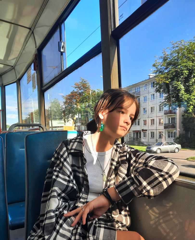 Девочка. Троллейбус
