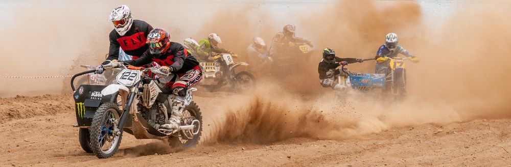 Такой он мотокросс... на пляже. Их не догонят.