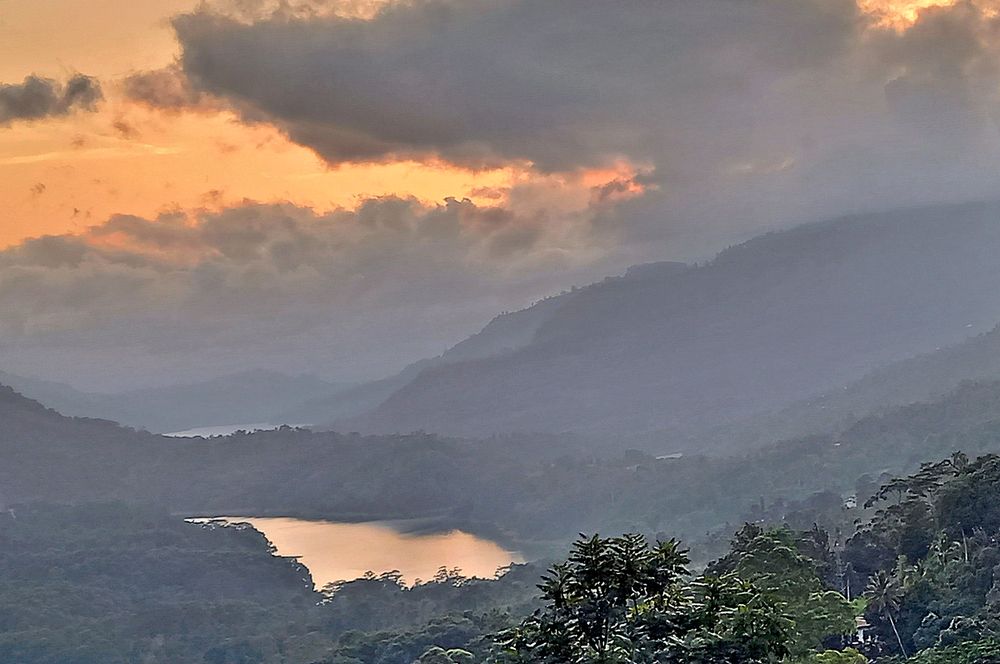 В горах в тумане озеро