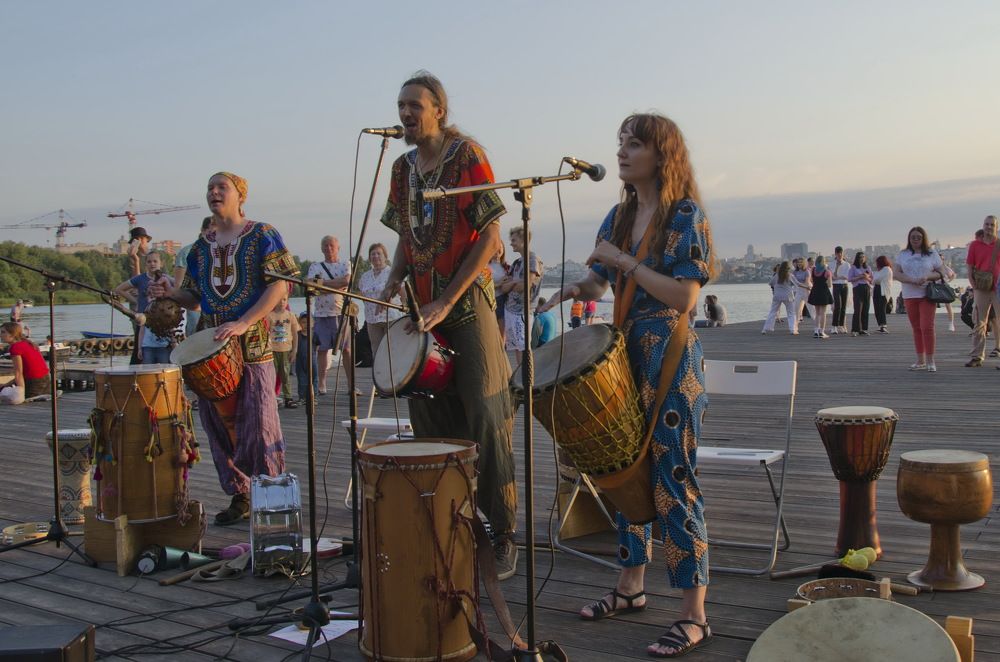 Игра на джембе.