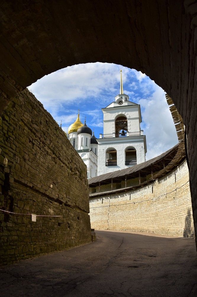 В Псковском Кремле.