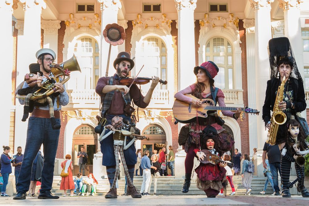 Maestro, music please!