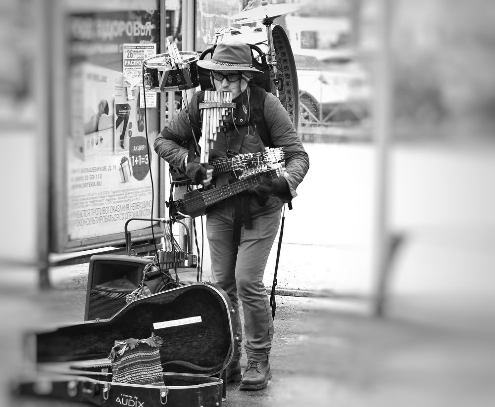 Музыкант-оркестр.