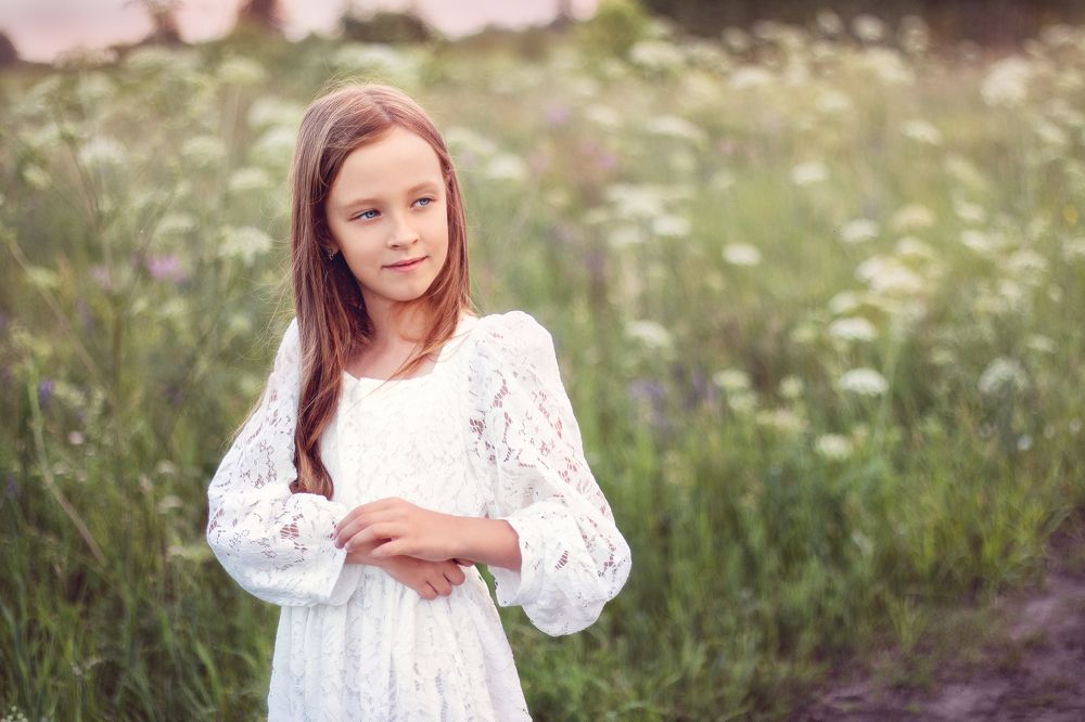 Соберу луговые цветы и поставлю их в вазу на кухне..