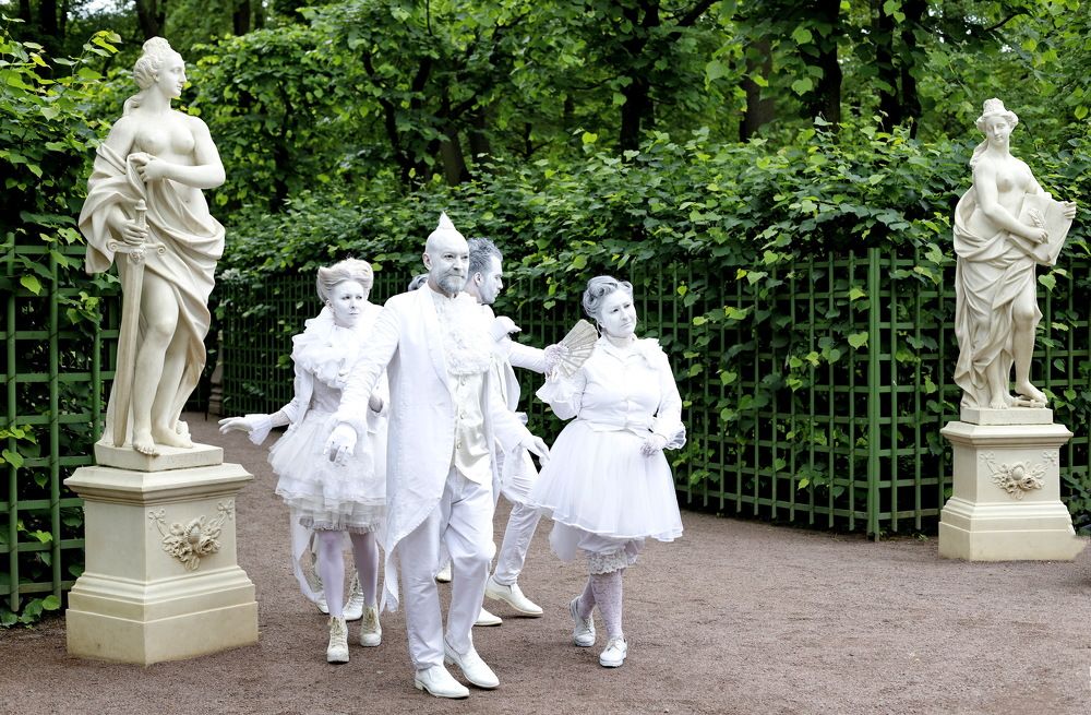 Приведения на аллее Летнего сада