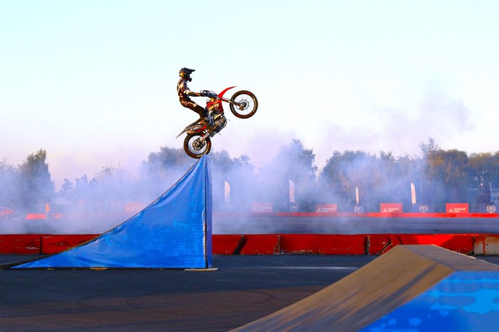 Я памятник себе воздвиг нерукотворный