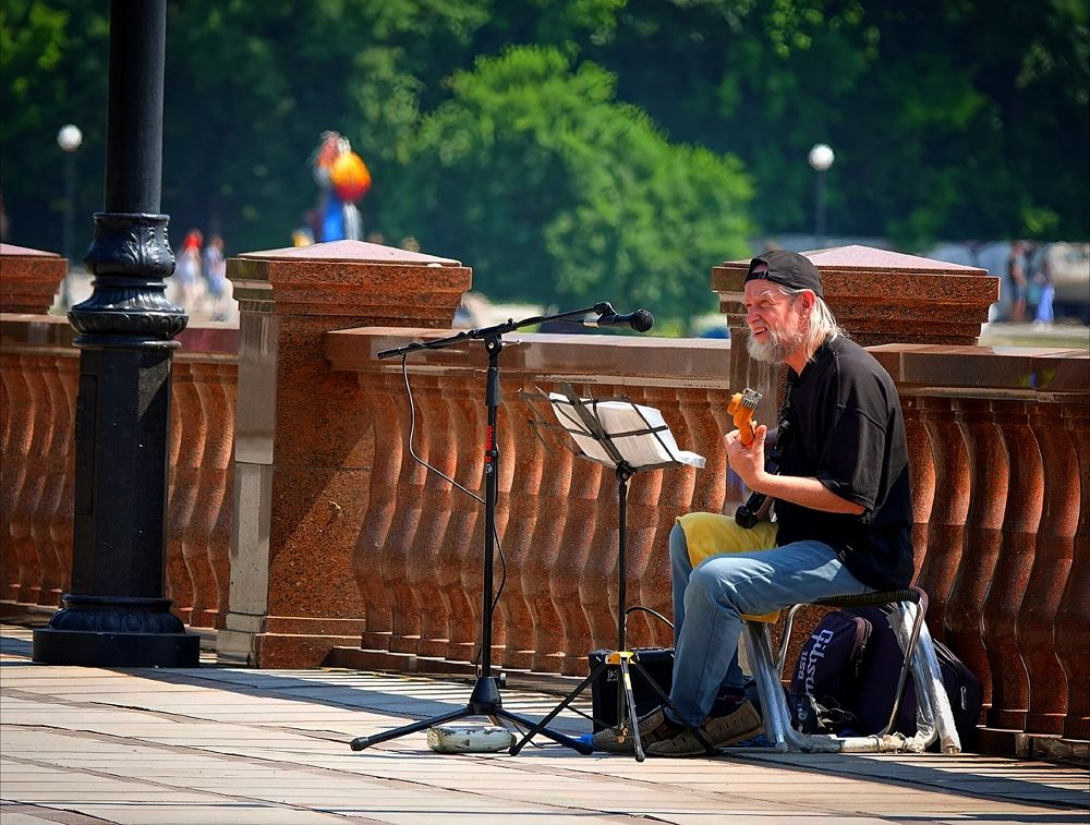 Соло на гитаре.