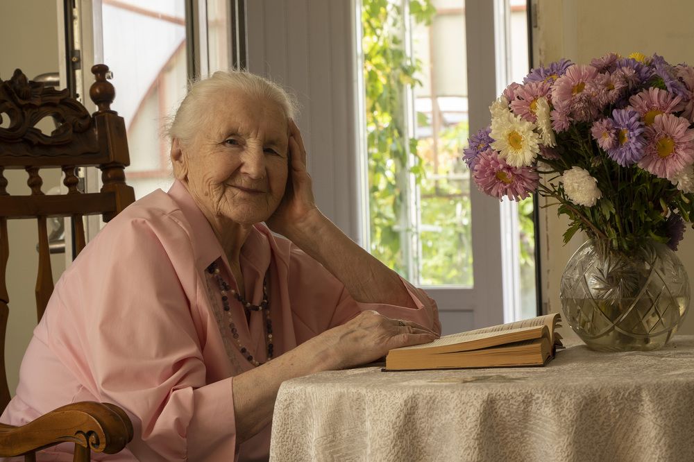 Все прошло, как с белых яблонь дым.