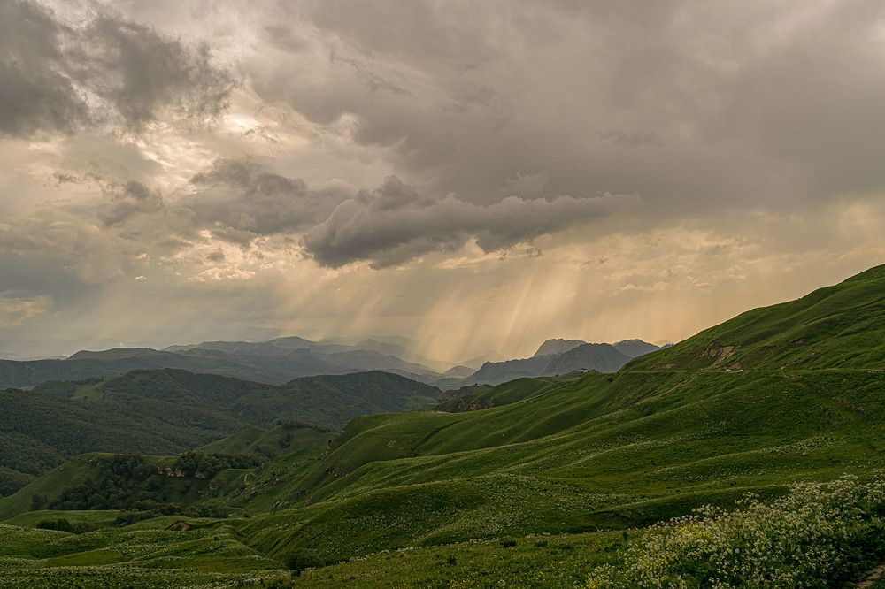 Лучи солнца ласкают горы