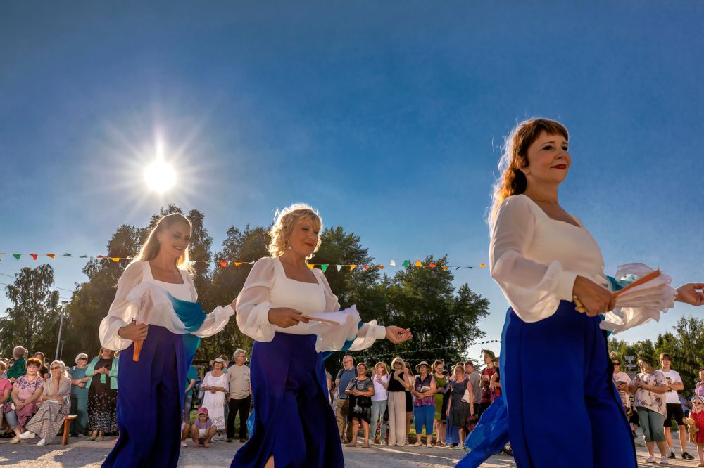 Танец на площади.