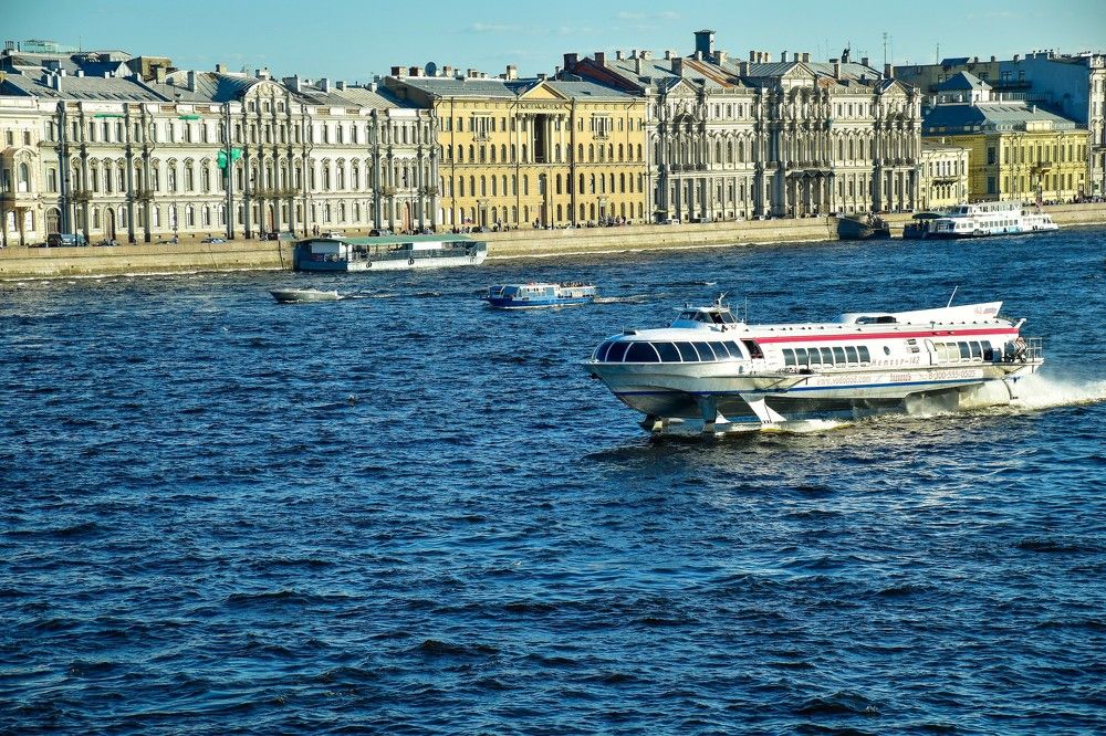 Речной трамвай в Петербурге.