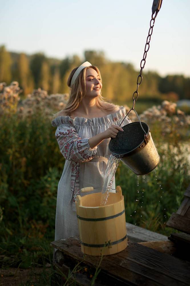 Девушка у колодца