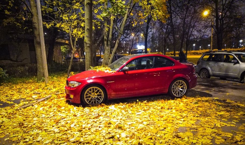 Красное на жёлтом.