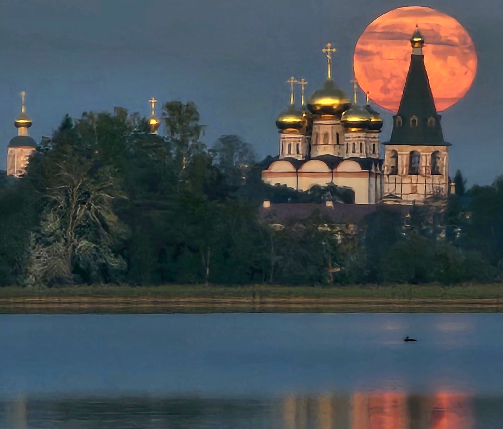Восход луны над Иверским монастырём