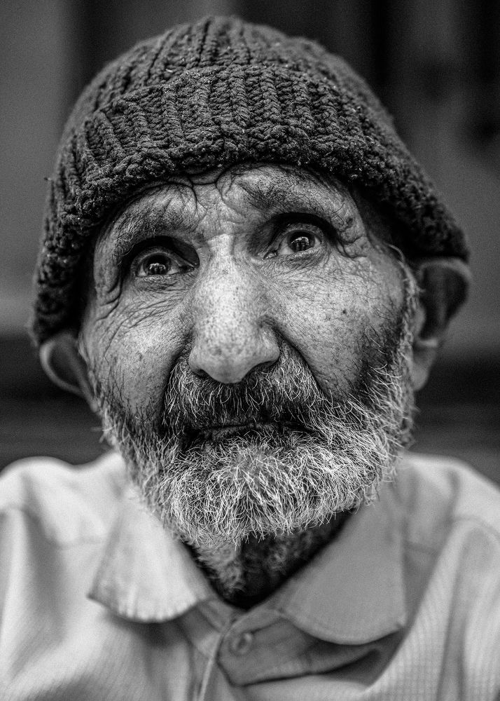 Mouth closed , eyes waiting