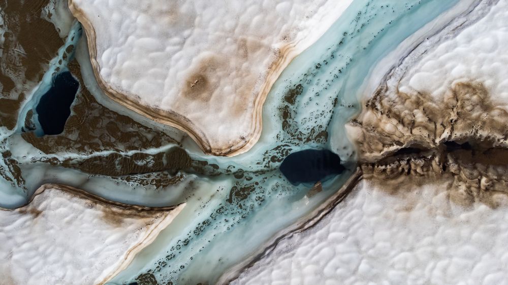 Лёд на озере