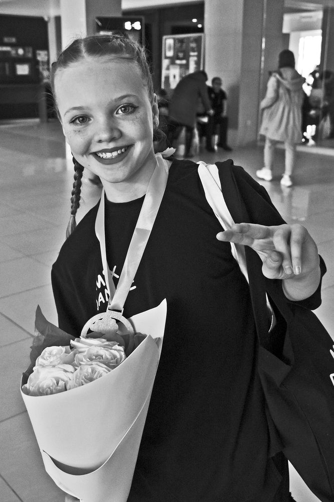 С медалью и цветами