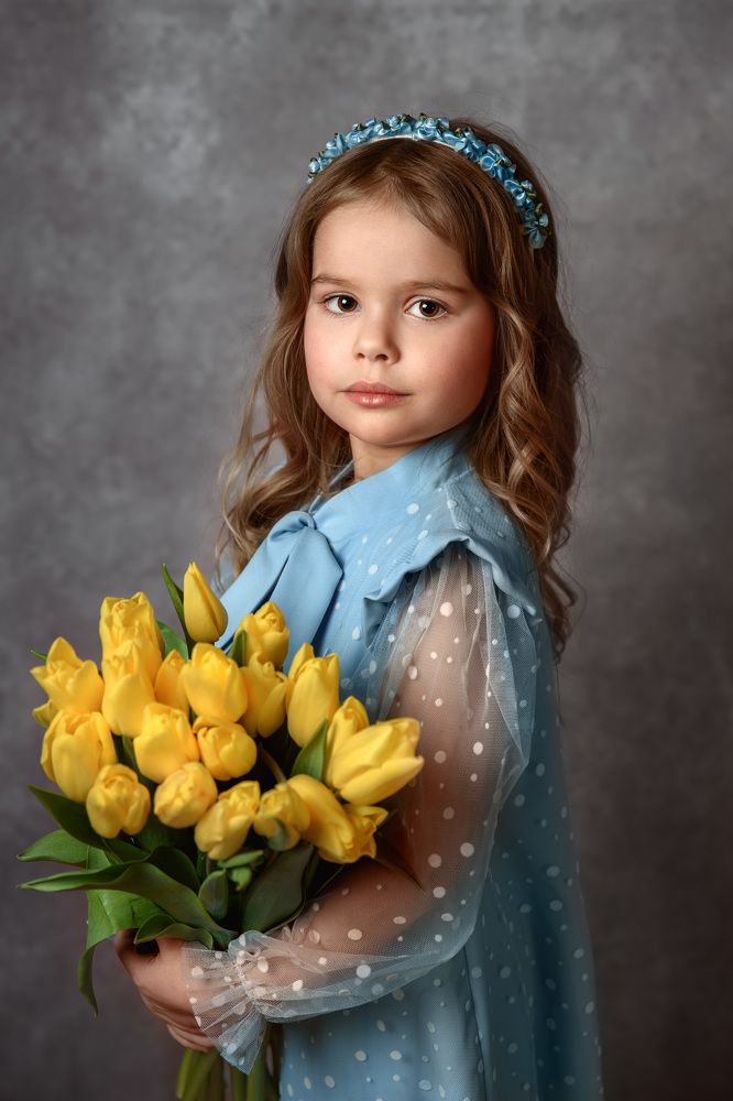 Девочка с тюльпанами