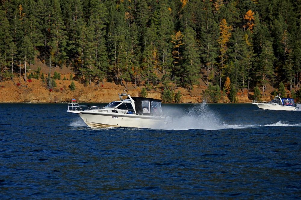 Катер на Байкале