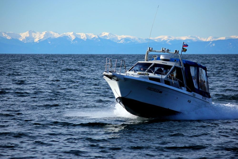 Катер на Байкале