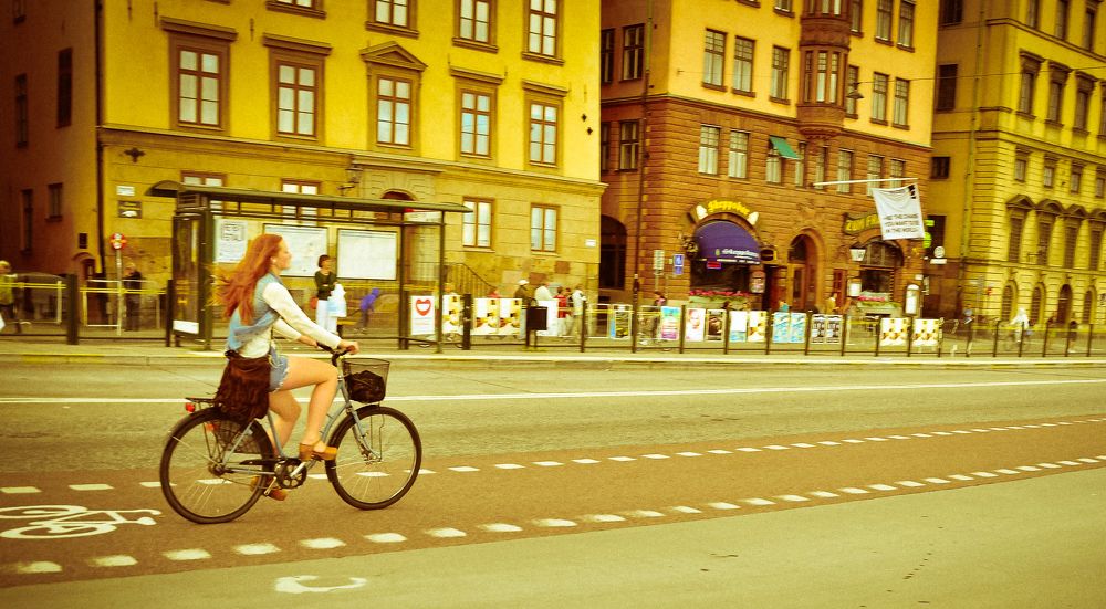 Девушка на велосипеде