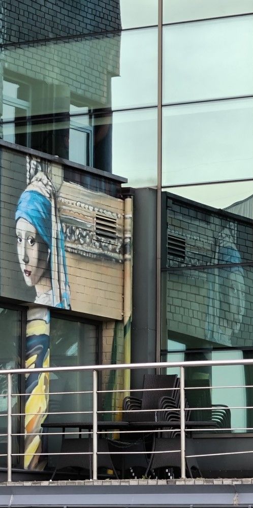 Девушка с наушниками