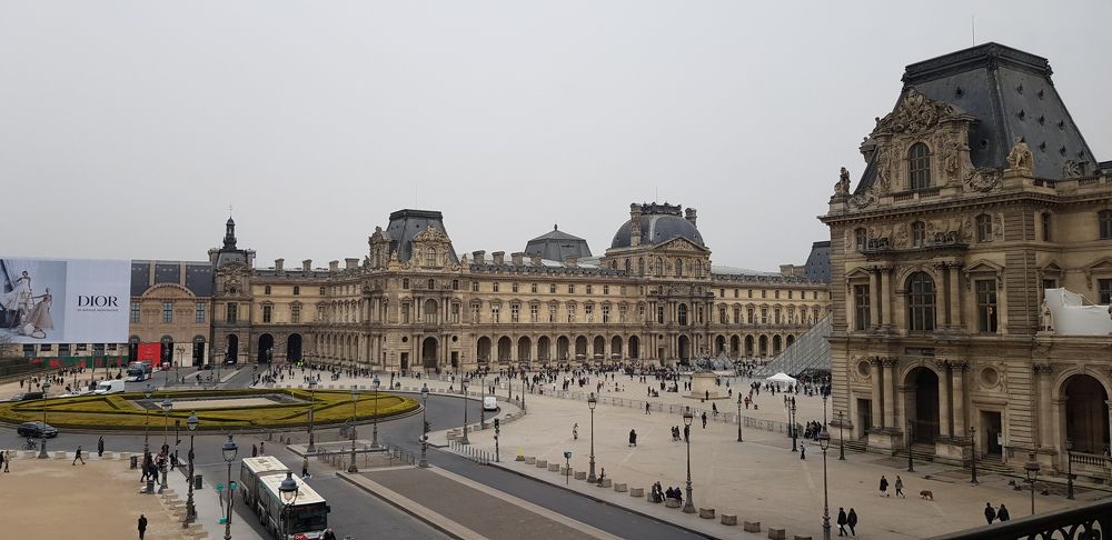Улица перед Лувром. Париж.