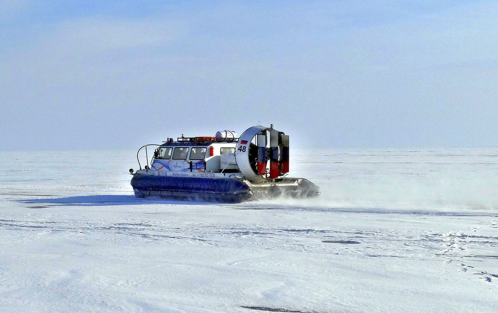 С ветерком по зимнему Байкалу