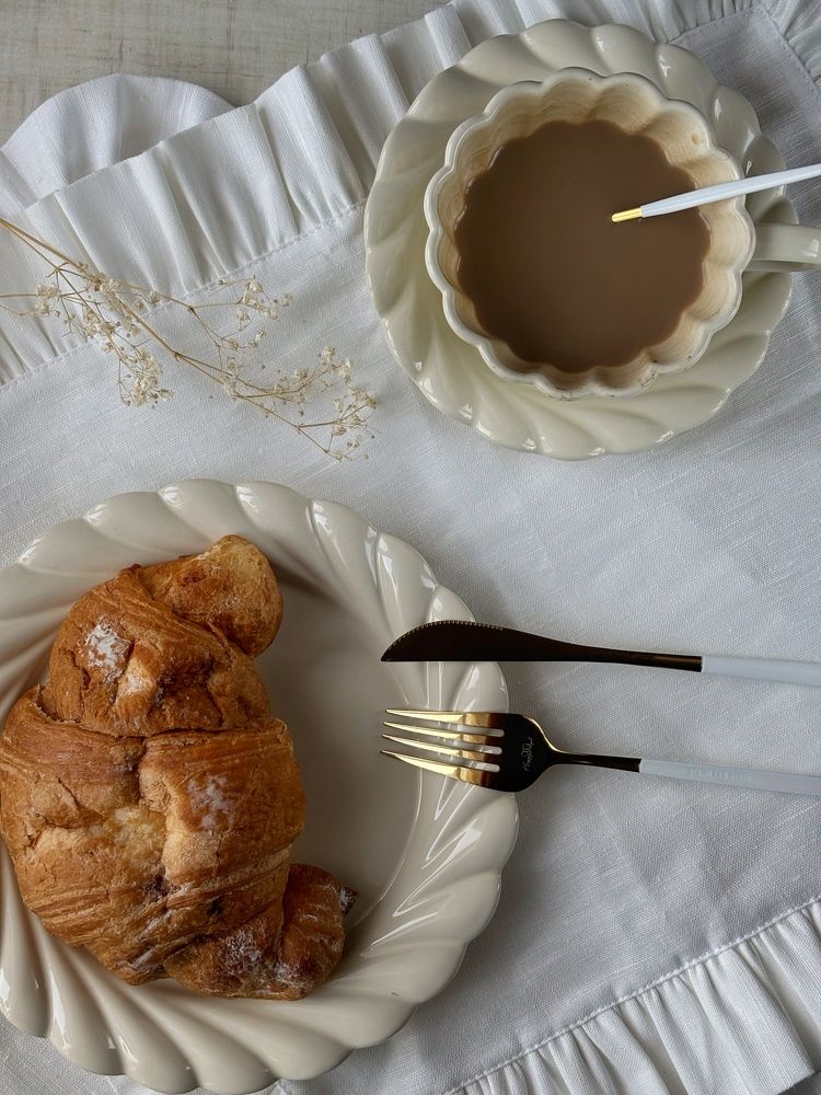 Круассан с кофе