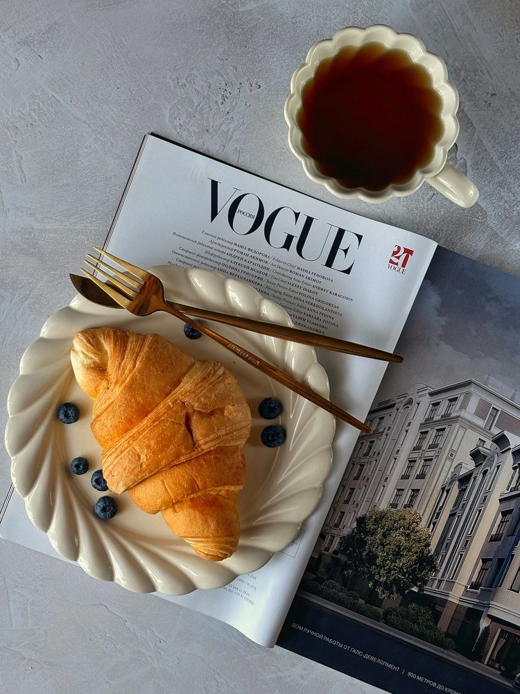 Вкусный круассан с чашкой кофе