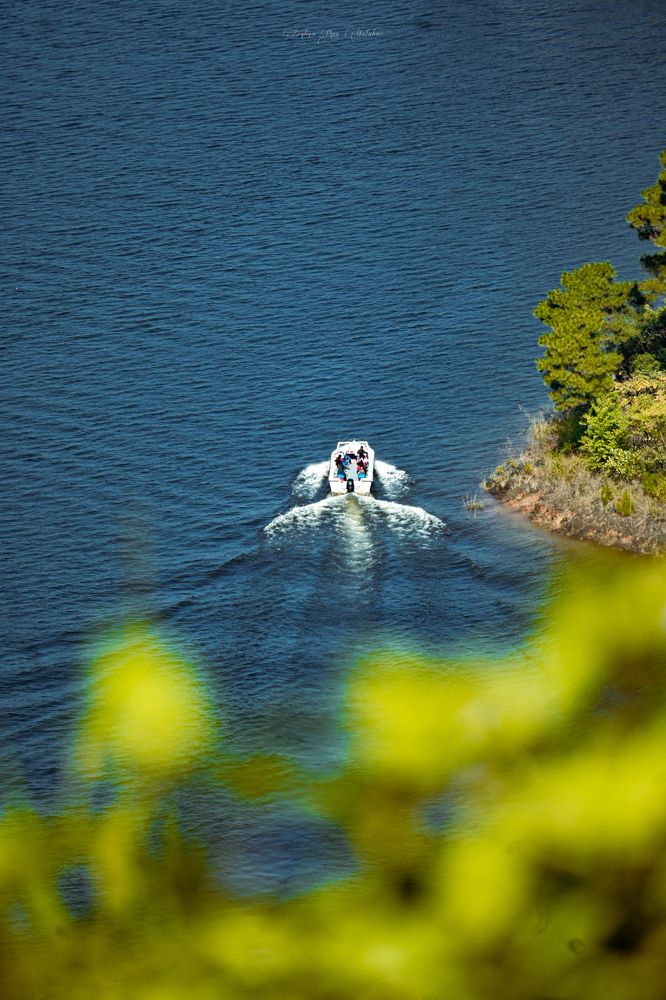 Yacht swiftly drifting away from the coast ?