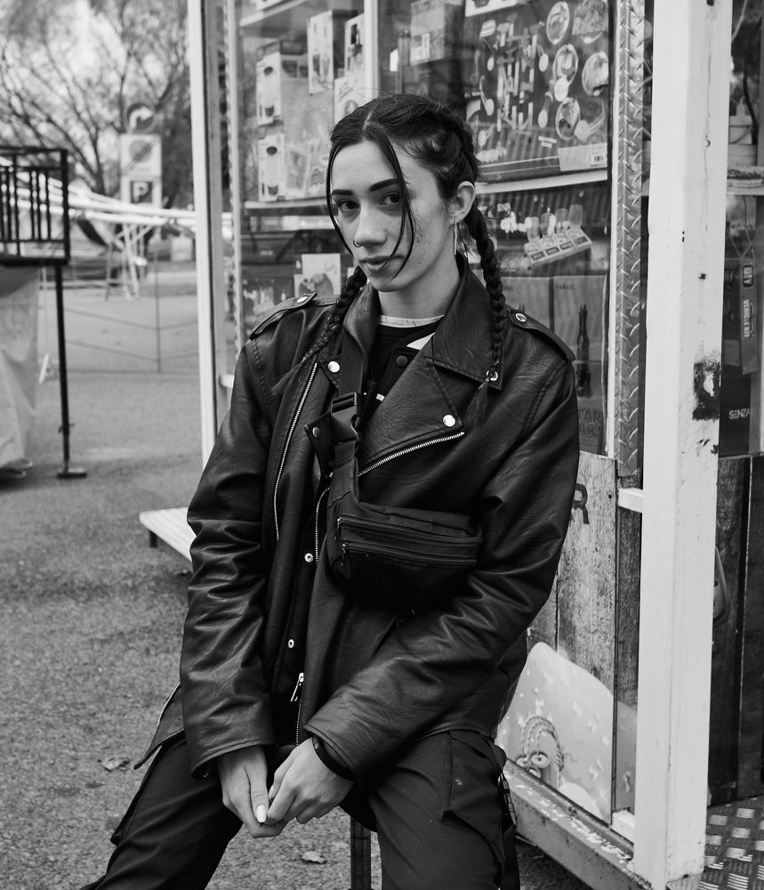 Девушка в черном