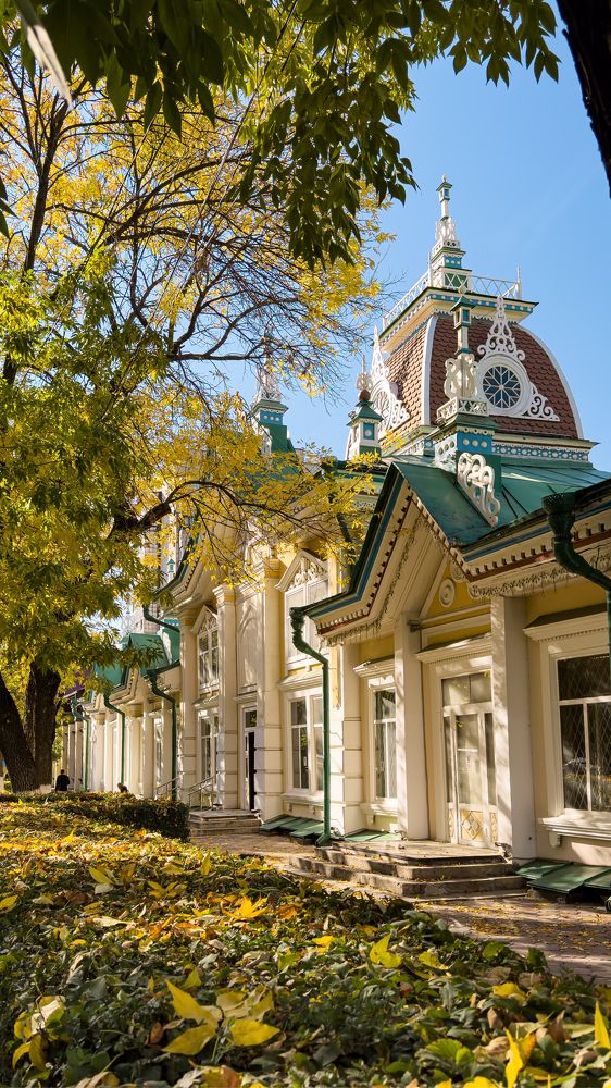 Исторический памятник в красках осени