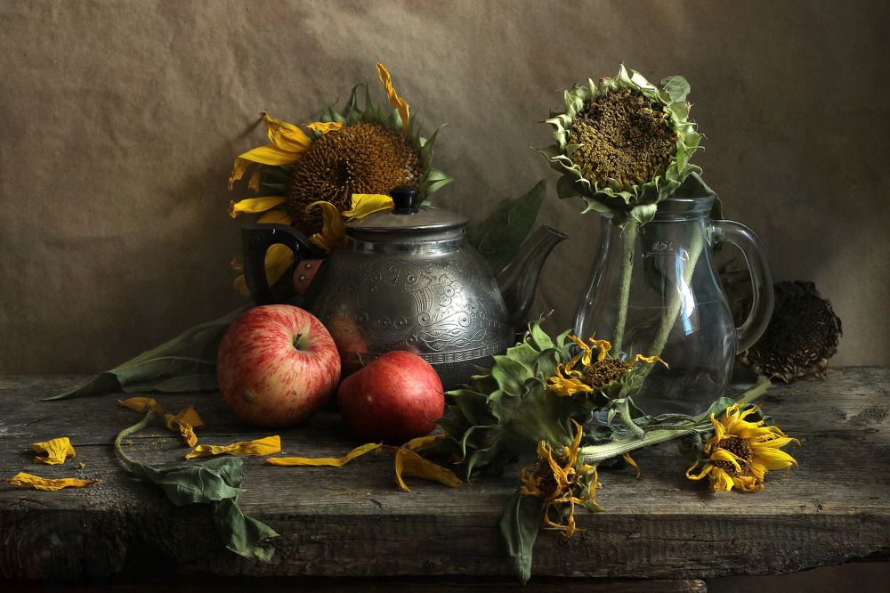 Два красных яблока