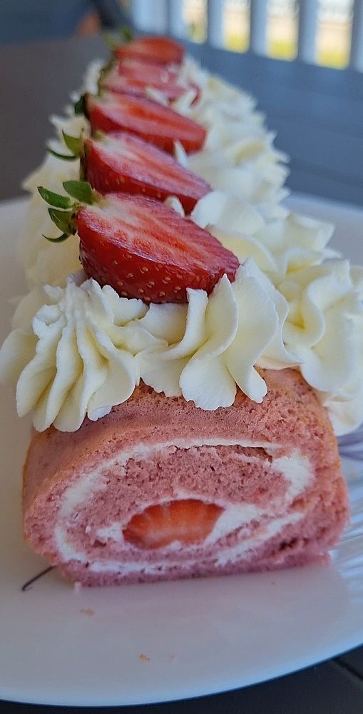 Клубничный рулет с кремом