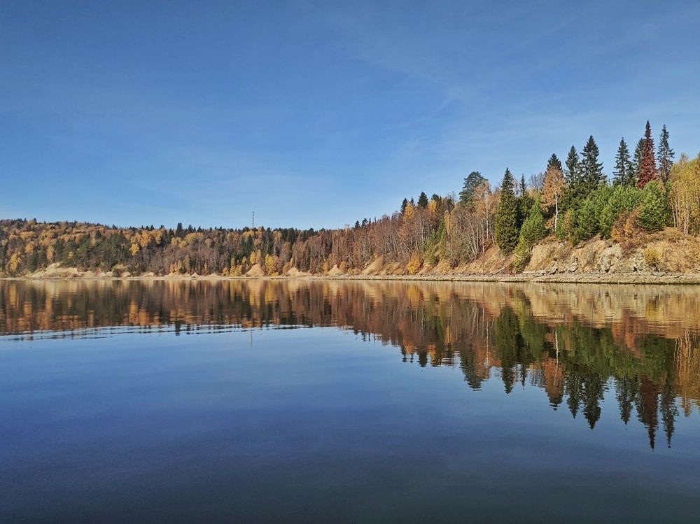 Осень в зеркале реки
