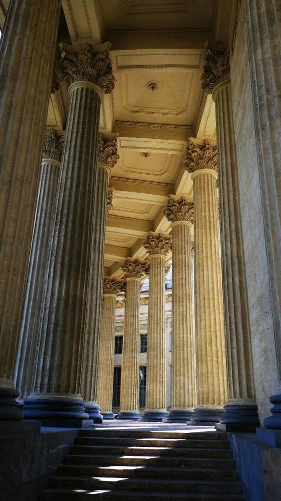 Колонны освещённые солнцем.