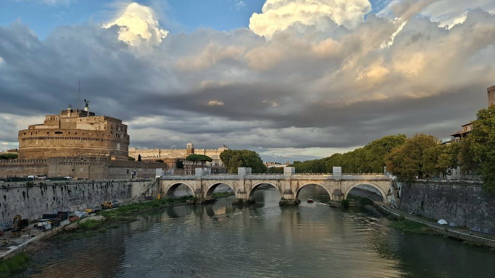 Замок на реке Тибр.