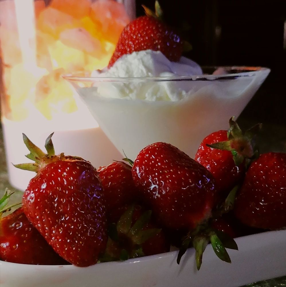 Натюрморт- Клубничный восторг.