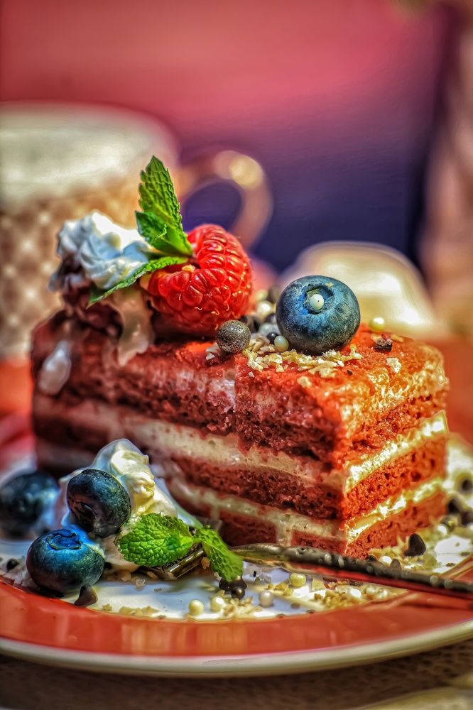 Десерт с тортом РэД, взбитыми сливками,малиной и голубикой