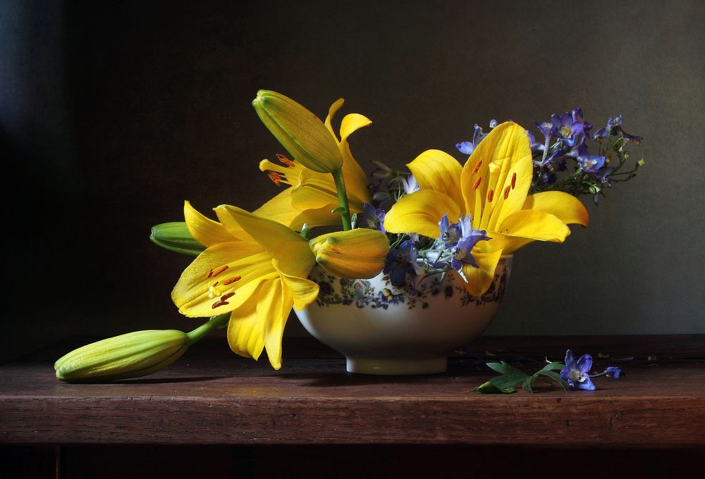 Желтые лилии