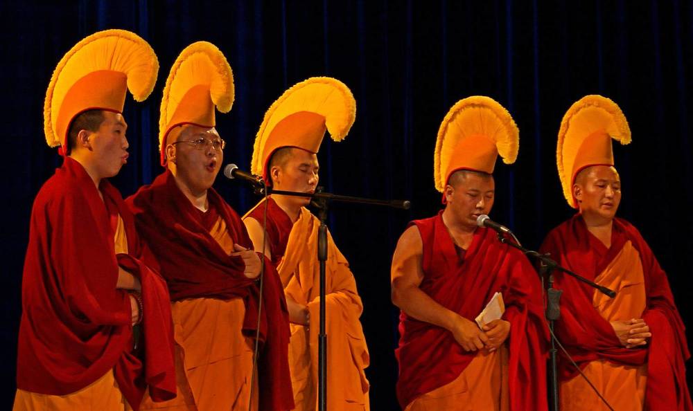 Буддийские монахи.