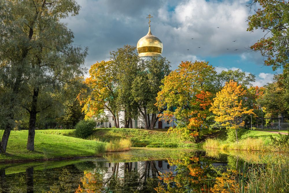 Осенний Фермский парк. Собор Феодоровской иконы Божией Матери.