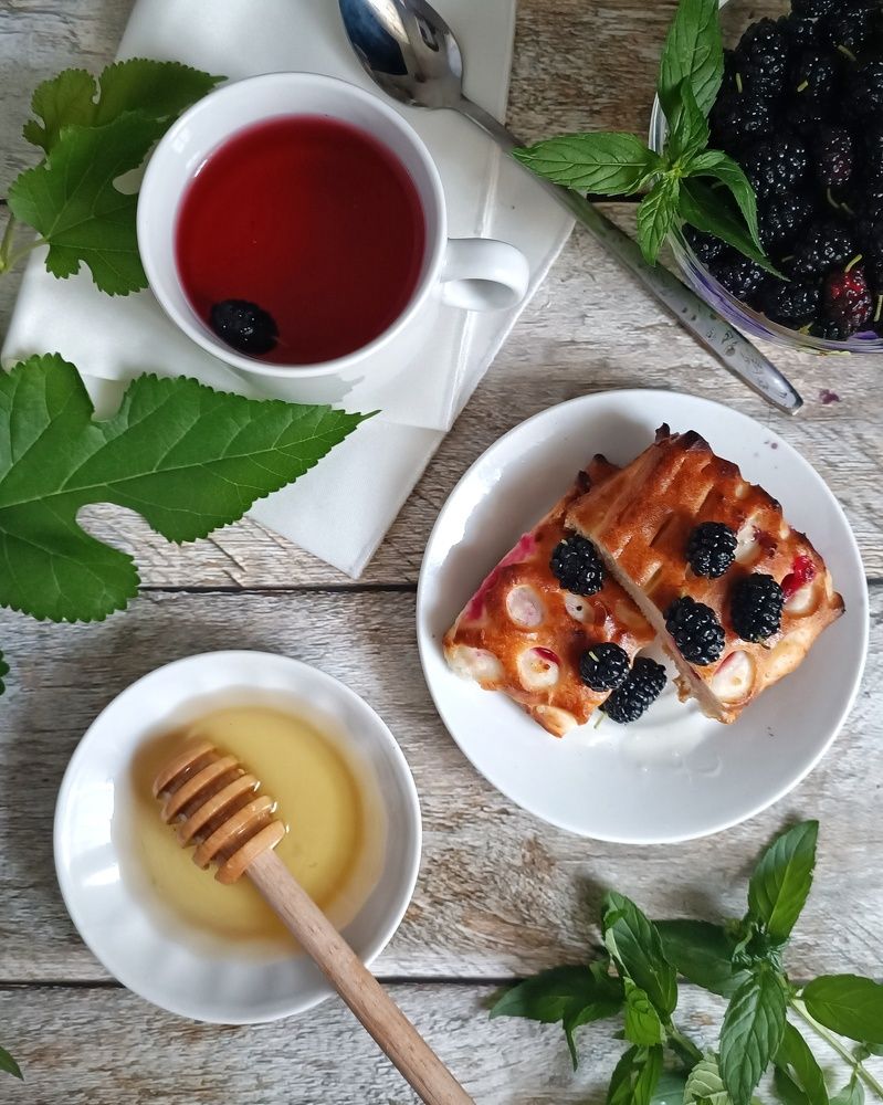Десерт с шелковицей и мёдом