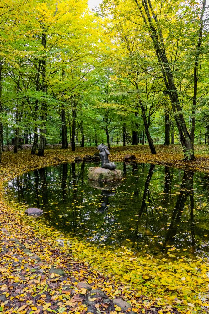 Памятник русалке в осеннем Несвижском парке.