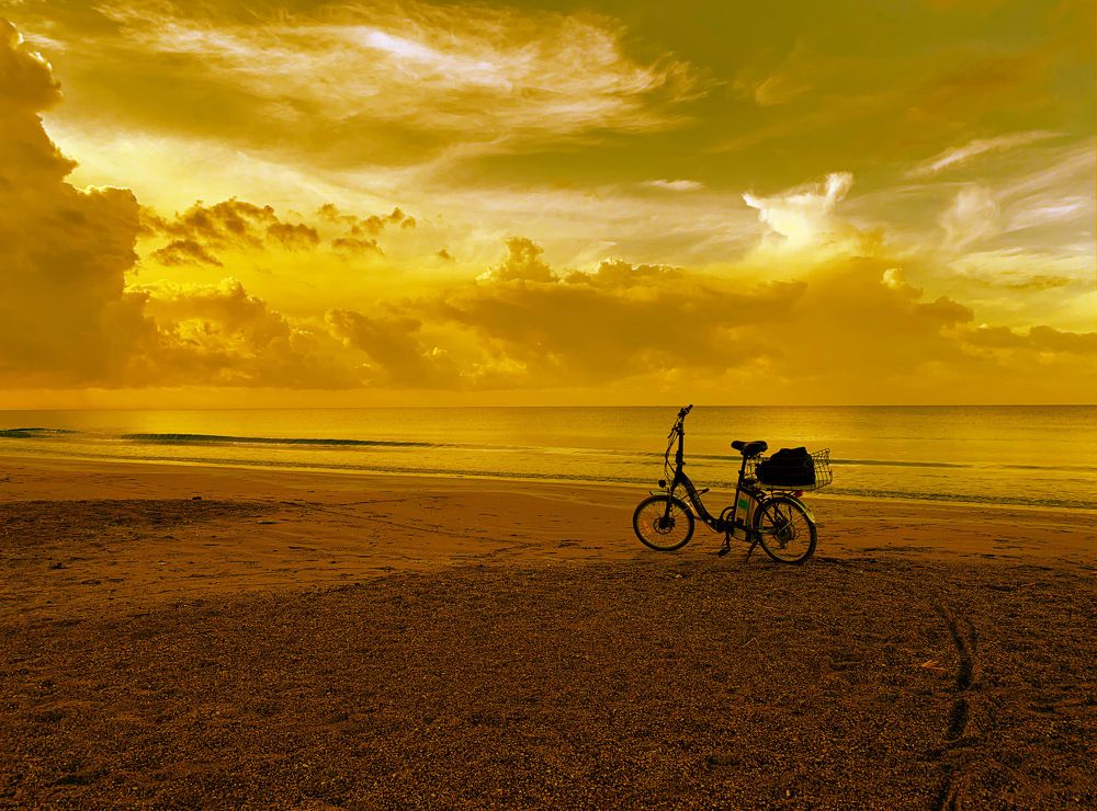 Золотой закат над пляжем