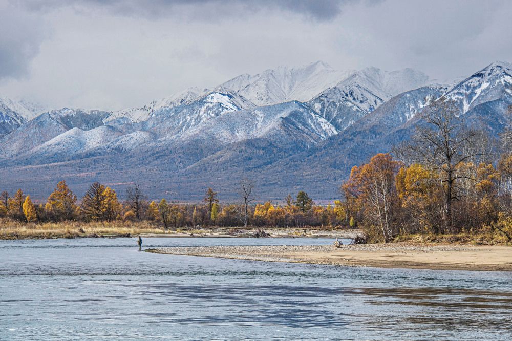 Рыбак на реке Иркут.