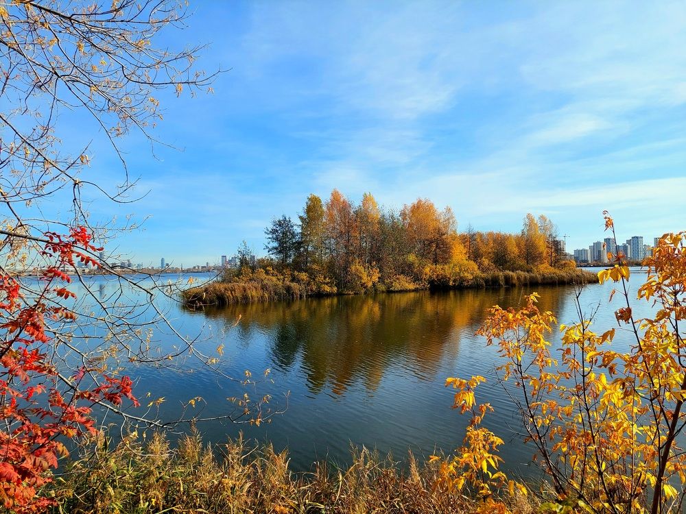Екатеринбург. Верх-Исетский пруд. У острова  Баран